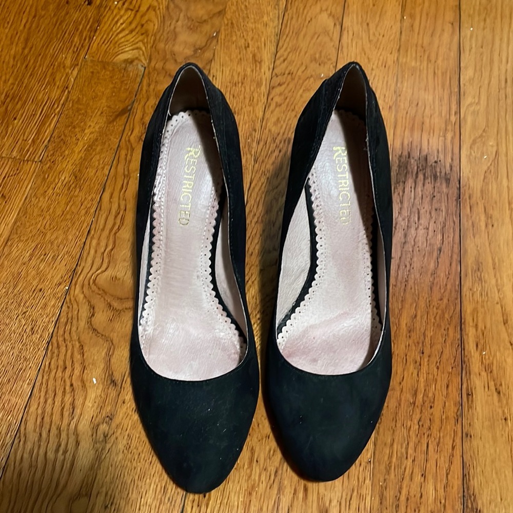 Black wedge heels